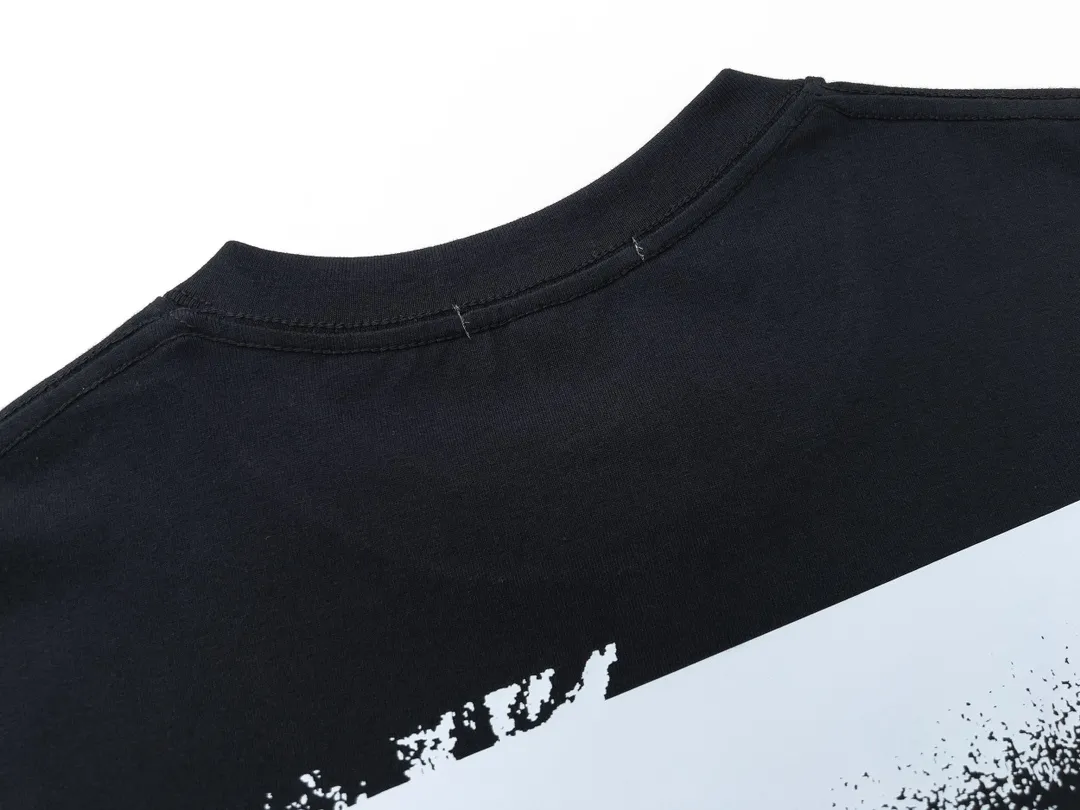 W613#P110💰 [Stone lsland/Stone Island summer new short-sleeved T-shirt with stone ruins print on the back] ⚠️[Original creation, high control of details] Made of 260g combed cotton 32-count double yarn - Simple and basic versatile style, original quality, the first choice for couples. - Made in a large factory, four needles and five threads on the shoulder, neatly routed, high quality workmanship. - Same style for men and women, very versatile, one piece for each hand, the details are clearly visible. Color: Black White Size: M L